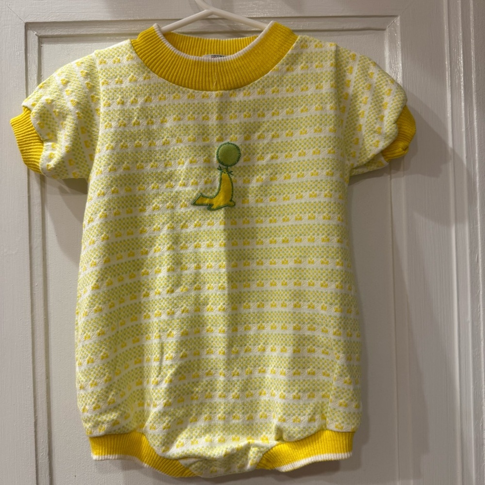Vintage Healthtex Yellow Patterned Kids Onesie with Seal, size 12 mo